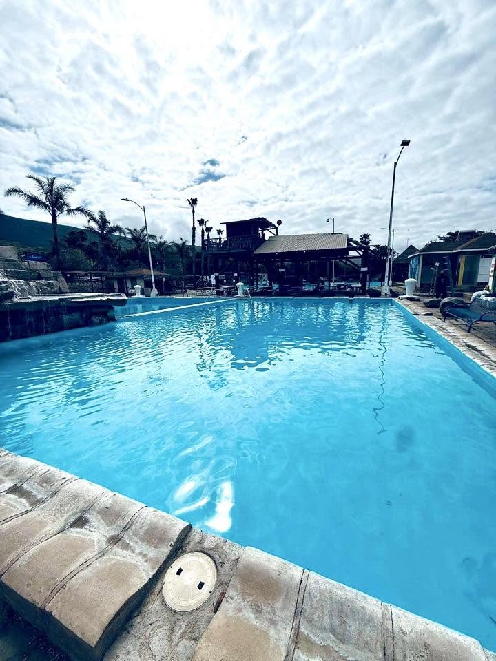 Alberca del rancho con vista a las palmeras